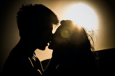 10 signs that your new relationship is off to a healthy start. - silhouette of a man and women hugging and kissing